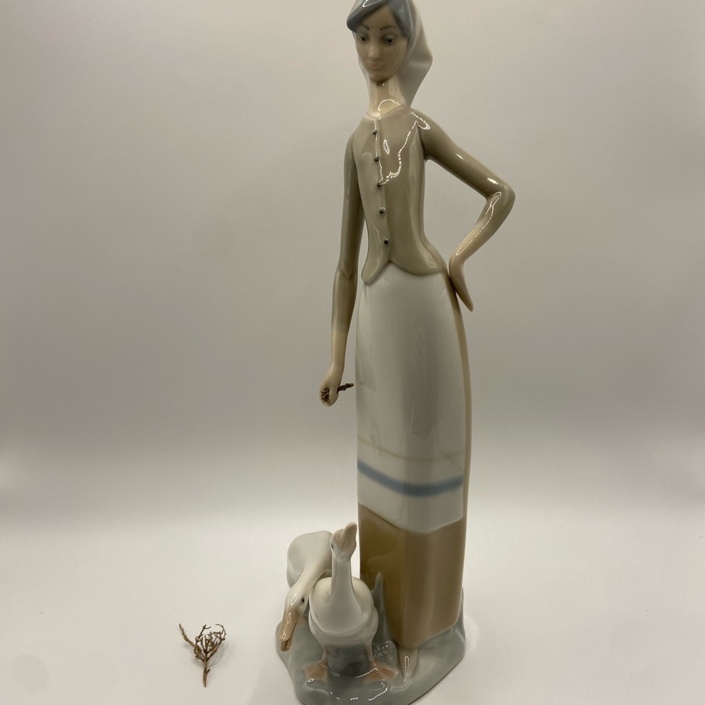 SOLD LLADRO Girl With Geese Figurine #1035